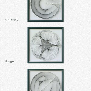 Puede incluir: Tres piezas de arte de hilo enmarcadas con diferentes dise&ntilde;os geom&eacute;tricos. La pieza superior est&aacute; etiquetada como "Asymmetry" y presenta un dise&ntilde;o curvo y asim&eacute;trico. La pieza del medio est&aacute; etiquetada como "Triangle" y presenta un dise&ntilde;o triangular. La pieza inferior est&aacute; etiquetada como "Polar" y presenta un dise&ntilde;o circular con un sistema de coordenadas polares.