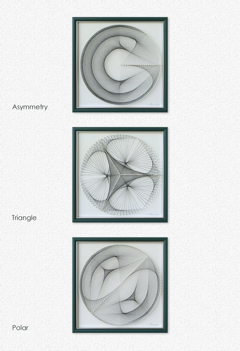 Puede incluir: Tres piezas de arte de hilo enmarcadas con diferentes dise&ntilde;os geom&eacute;tricos. La pieza superior est&aacute; etiquetada como "Asymmetry" y presenta un dise&ntilde;o curvo y asim&eacute;trico. La pieza del medio est&aacute; etiquetada como "Triangle" y presenta un dise&ntilde;o triangular. La pieza inferior est&aacute; etiquetada como "Polar" y presenta un dise&ntilde;o circular con un sistema de coordenadas polares.