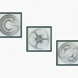 Puede incluir: Tres piezas de arte de hilo en blanco y negro enmarcadas con dise&ntilde;os geom&eacute;tricos. Los marcos son de color verde oscuro.