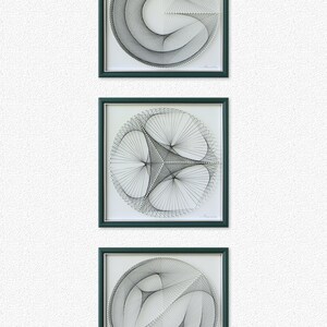 Puede incluir: Tres piezas de arte de hilo enmarcadas con dise&ntilde;os geom&eacute;tricos en hilo negro sobre un fondo blanco. Los marcos son de color verde oscuro.