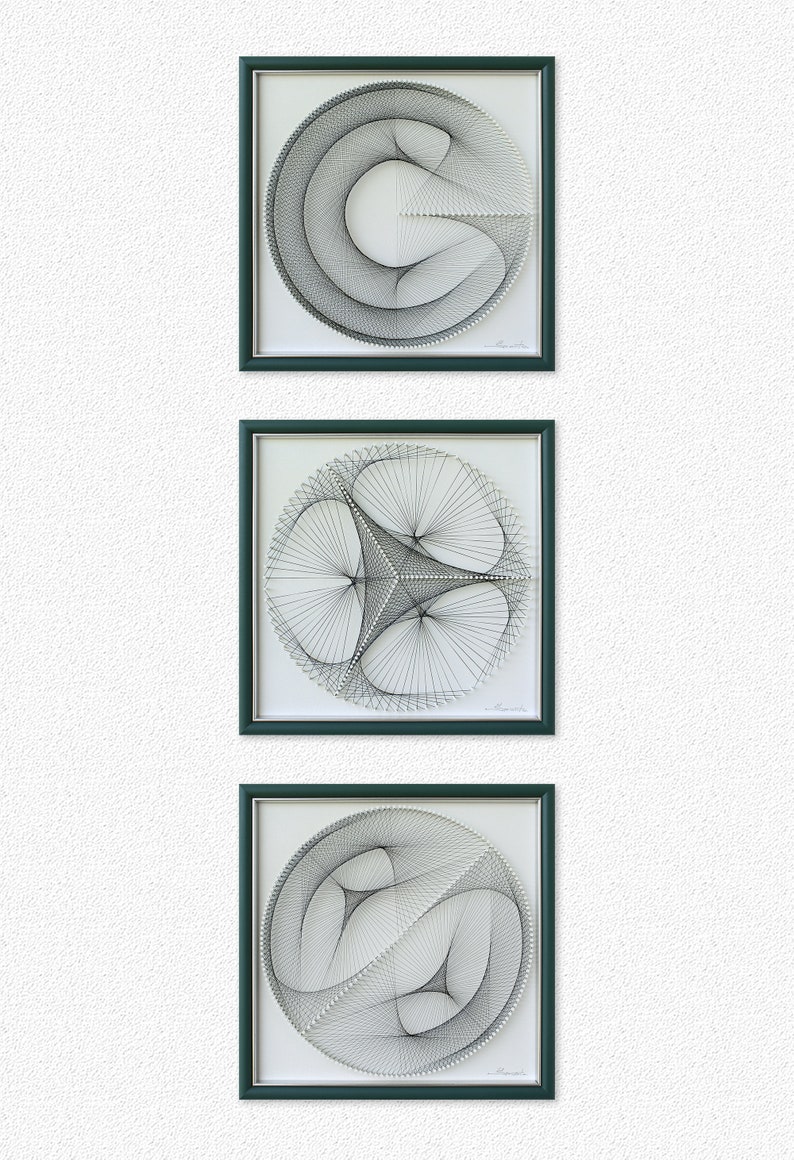 Puede incluir: Tres piezas de arte de hilo enmarcadas con dise&ntilde;os geom&eacute;tricos en hilo negro sobre un fondo blanco. Los marcos son de color verde oscuro.
