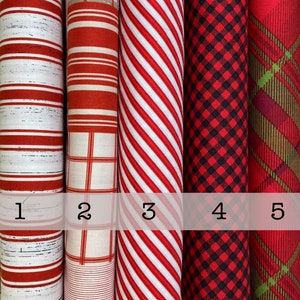 Può includere: Cinque diversi campioni di tessuto con motivi rossi e bianchi. I campioni sono numerati da 1 a 5.