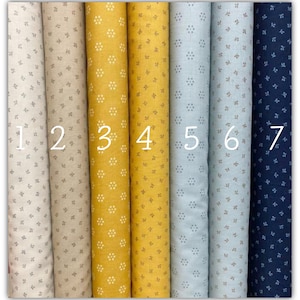 Può includere: Sette campioni di tessuto con diversi motivi. I campioni sono numerati da 1 a 7. I motivi sono piccoli disegni floreali in vari colori, tra cui beige, giallo, blu e blu navy.