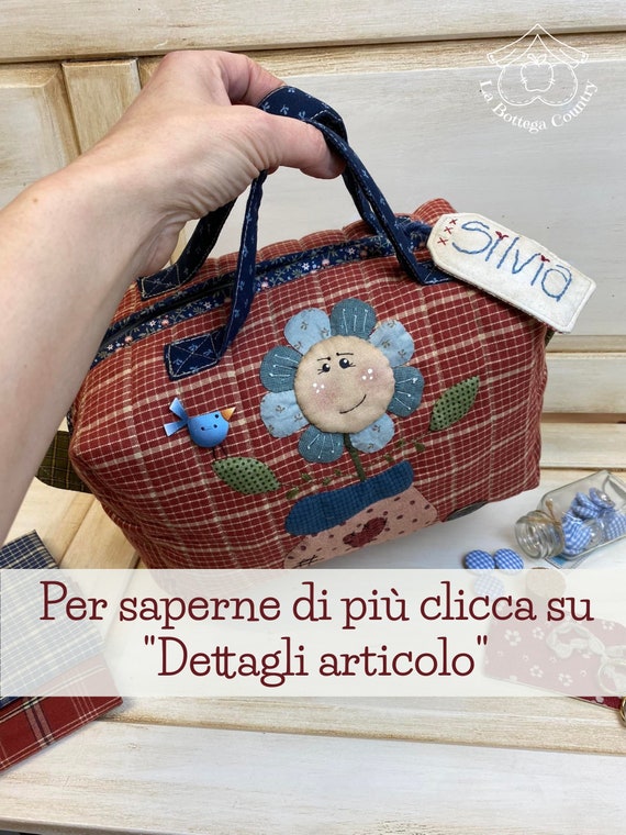 Fiorella, cartamodello con video tutorial mini bag con manici, progetto cucito  creativo borsa in tessuto, decorazione appliquè, maxi trousse -  Italia