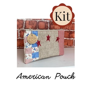 Può includere: Un kit per realizzare una pochette a tema americano. La pochette è realizzata in tessuto rosso, bianco e blu con stelle e un motivo a quadri. Il kit include tutti i materiali necessari per realizzare la pochette.