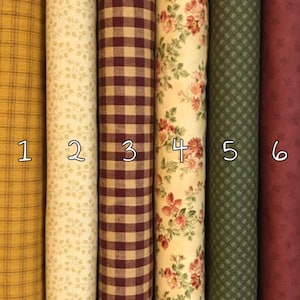 Può includere: Sei campioni di tessuto, numerati da 1 a 6, che mostrano diversi motivi. Il campione 1 è un tessuto a quadri giallo e marrone, il campione 2 è un tessuto crema con un piccolo motivo floreale, il campione 3 è un tessuto a quadri rosso e marrone, il campione 4 è un tessuto crema con un motivo floreale più grande, il campione 5 è un tessuto verde con un motivo a rombi, e il campione 6 è un tessuto rosso con un piccolo motivo floreale.