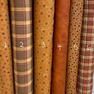 Può includere: Sei campioni di tessuto in varie tonalità di marrone e beige con diversi motivi. I campioni sono numerati da 1 a 6.