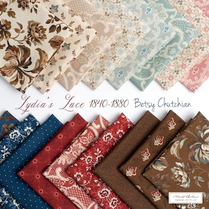Può includere: Una collezione di quadrati di tessuto con motivi floreali e pizzo in tonalità di marrone, rosso, blu e crema. Il tessuto è intitolato "Lydia's Lace 1840-1880 Betsy Chutchian" ed è un tessuto Moda.