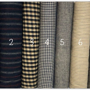 Può includere: Sette campioni di tessuto con diversi motivi, tra cui scozzese, righe e gingham. I campioni sono numerati da 1 a 7.