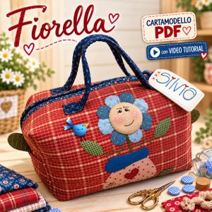 Pode incluir: Uma bolsa de tecido xadrez vermelho com alças azuis, apresentando uma grande aplicação de flor azul com um rosto, um pequeno pássaro azul e uma etiqueta com o nome Silvia. O texto na imagem inclui Fiorella, Cartamodello PDF e con video tutorial.