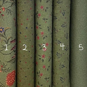 Può includere: Cinque diversi campioni di tessuto verde con vari motivi. I campioni sono numerati da 1 a 5. I motivi includono fiori, pois e paisley.