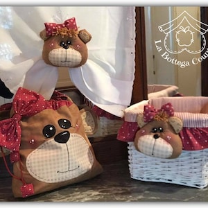 Cuddle Bear Set: cartamodello, progetto di cucito creativo, tutorial, sacchetto coulisse, fermatenda orsetta, copricestino deco, cameretta