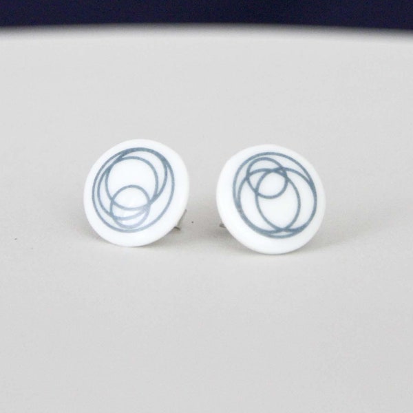 Ohrstecker Porzellan / weiß mit blauen Kringeln / Porzellanohrringe / runde Ohrringe / Keramik / Kreise / blau-weiß / geometrisch / grafisch