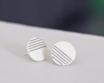 Clous d'oreille en porcelaine blanc, lignes noires