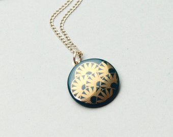 Green porcelain pendant, with gold flowers