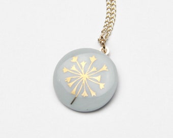 Mint porcelain pendant, with gold umbels