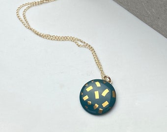 Green porcelain pendant, with gold confetti