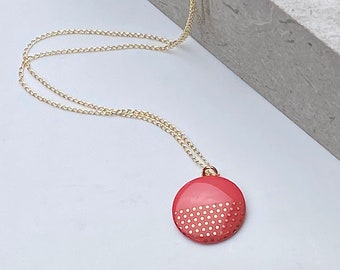 Goldkette mit Porzellan Anhänger / rot mit goldenen Punkten / gepunktet / Keramikschmuck / Porzellanschmuck / Kette / Kettenanhänger / gold