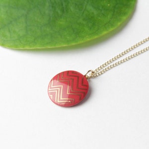 Red porcelain pendant, with gold zigzag image 1