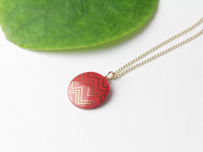 Red porcelain pendant, with gold zigzag image 1