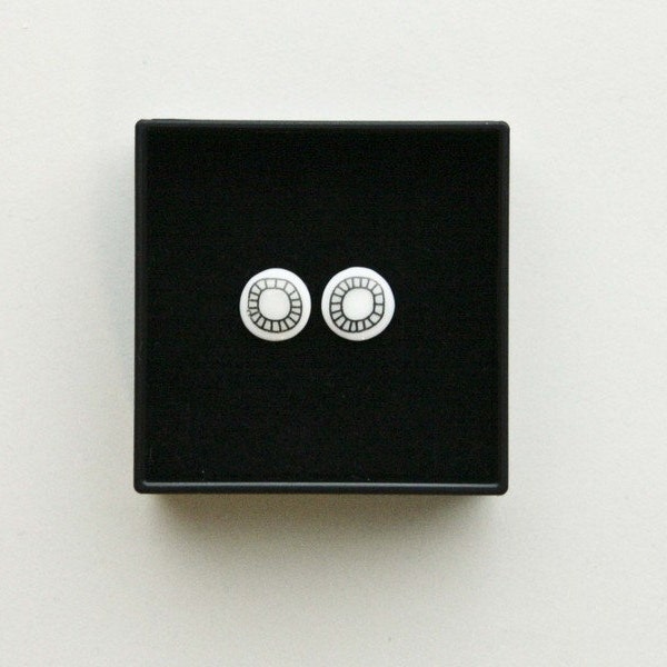 Boucles d'oreilles puces en porcelaine, blanc avec motif noir