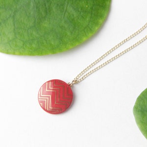 Red porcelain pendant, with gold zigzag image 3