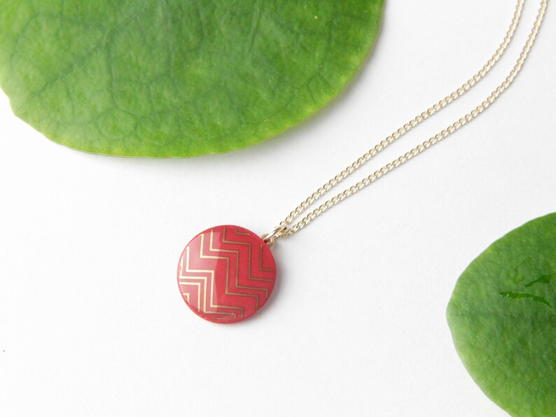 Red porcelain pendant, with gold zigzag image 3