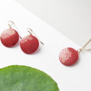 Red porcelain pendant, with gold zigzag image 2