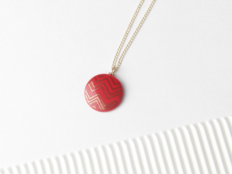 Red porcelain pendant, with gold zigzag image 4