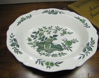 Perfect for Afternoon Tea or on a Lady/'s Dresser or Vanity. Wonderful Porcelain Wedgwood Leaf-Shaped PinRing Dish in Mirabelle