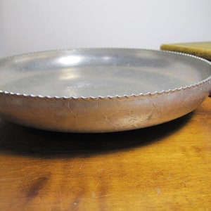 Forged Aluminum Shallow Bowl - Embossed Grape Clusters and Leaves - Scalloped Edge bild 6