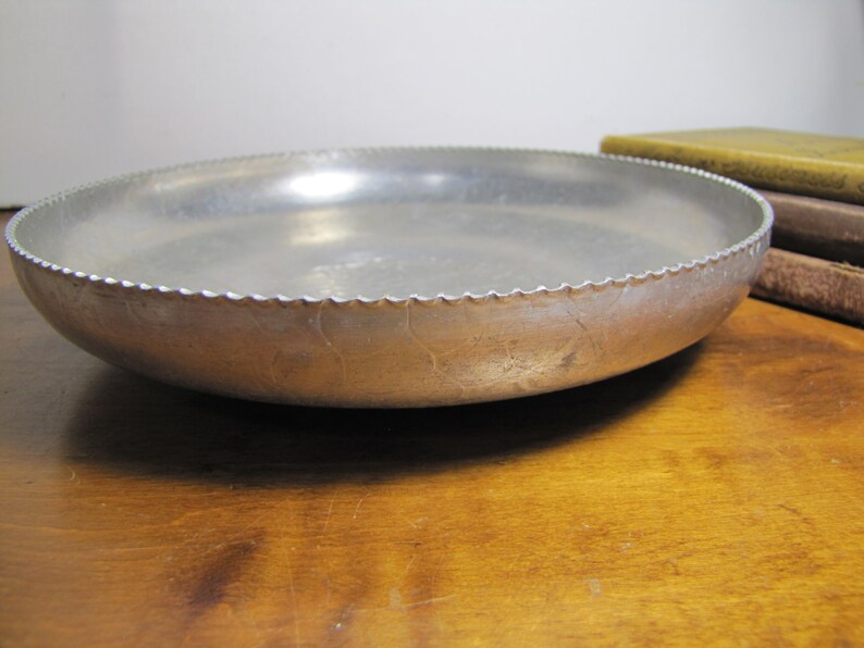 Forged Aluminum Shallow Bowl - Embossed Grape Clusters and Leaves - Scalloped Edge bild 6