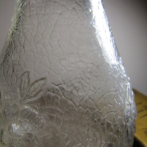 Vintage Glass White House Vinegar Jug - Crackle Look Finish - Embossed Flowers - Ribbed Neck - Double Handle afbeelding 6