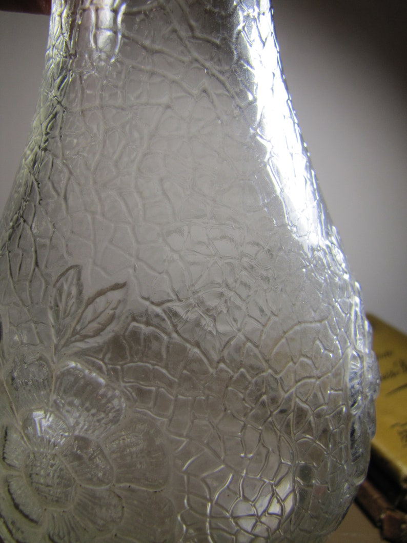 Vintage Glass White House Vinegar Jug - Crackle Look Finish - Embossed Flowers - Ribbed Neck - Double Handle afbeelding 6