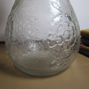 Vintage Glass White House Vinegar Jug - Crackle Look Finish - Embossed Flowers - Ribbed Neck - Double Handle afbeelding 3