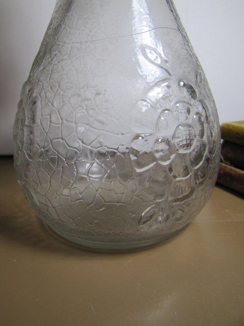 Vintage Glass White House Vinegar Jug - Crackle Look Finish - Embossed Flowers - Ribbed Neck - Double Handle afbeelding 3