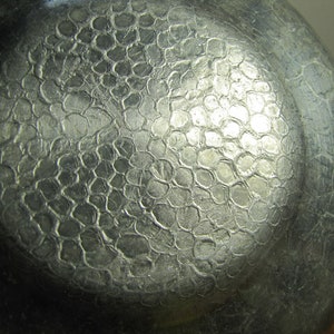 Forged Aluminum Shallow Bowl - Embossed Grape Clusters and Leaves - Scalloped Edge bild 5