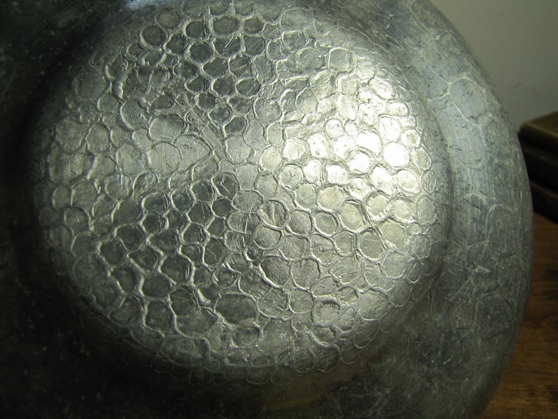 Forged Aluminum Shallow Bowl - Embossed Grape Clusters and Leaves - Scalloped Edge bild 5