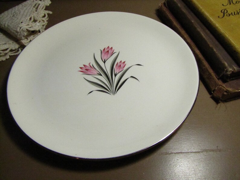 Platinum Accent Pink Crocus Grant Crest Dinner Plate