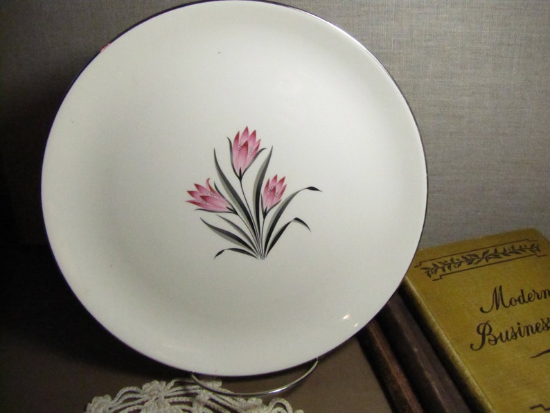 Platinum Accent Pink Crocus Grant Crest Dinner Plate