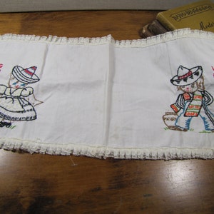 Vintage Embroidered Cotton Table Scarf - Mexican Cat and Dog