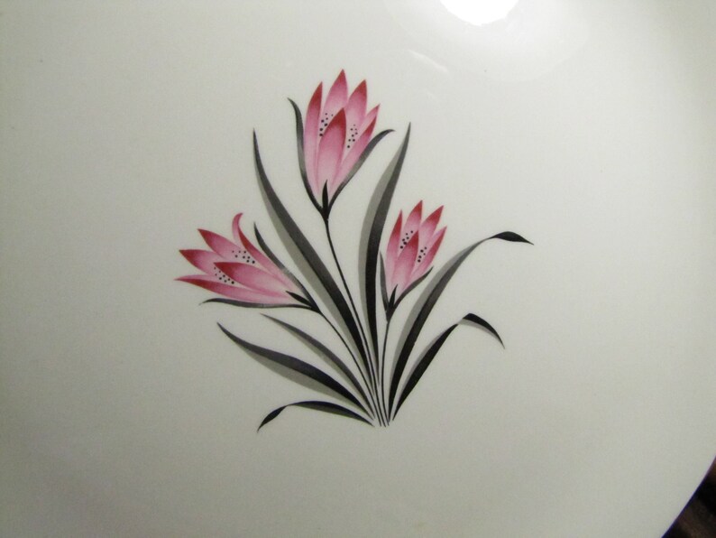 Platinum Accent Pink Crocus Grant Crest Dinner Plate