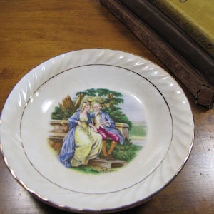 Colonial Couple Berry Bowl - Dessert Bowl - Swirled Rim - Gold Accent