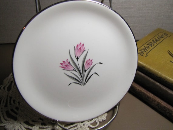 Platinum Accent Pink Crocus Grant Crest Dinner Plate