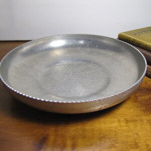 Forged Aluminum Shallow Bowl - Embossed Grape Clusters and Leaves - Scalloped Edge bild 7