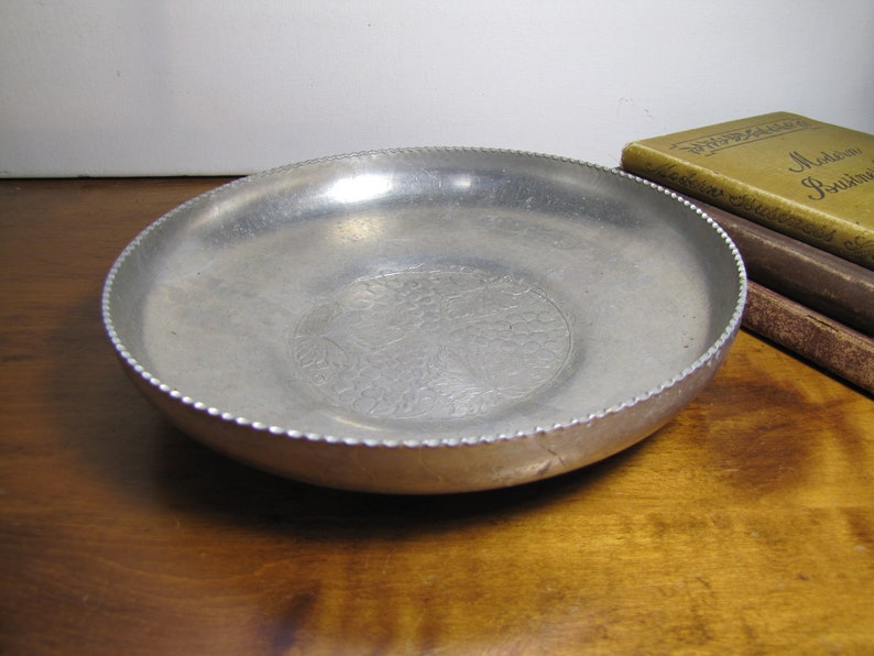 Forged Aluminum Shallow Bowl - Embossed Grape Clusters and Leaves - Scalloped Edge bild 7