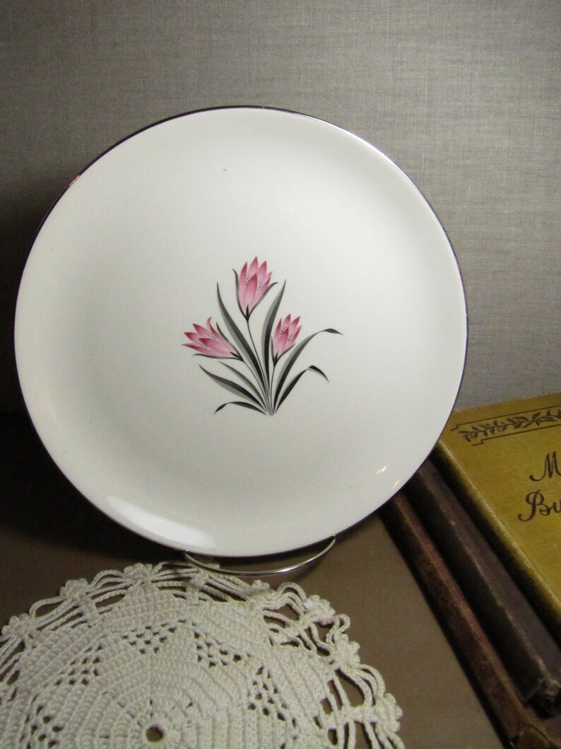 Platinum Accent Pink Crocus Grant Crest Dinner Plate