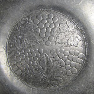 Forged Aluminum Shallow Bowl - Embossed Grape Clusters and Leaves - Scalloped Edge bild 3