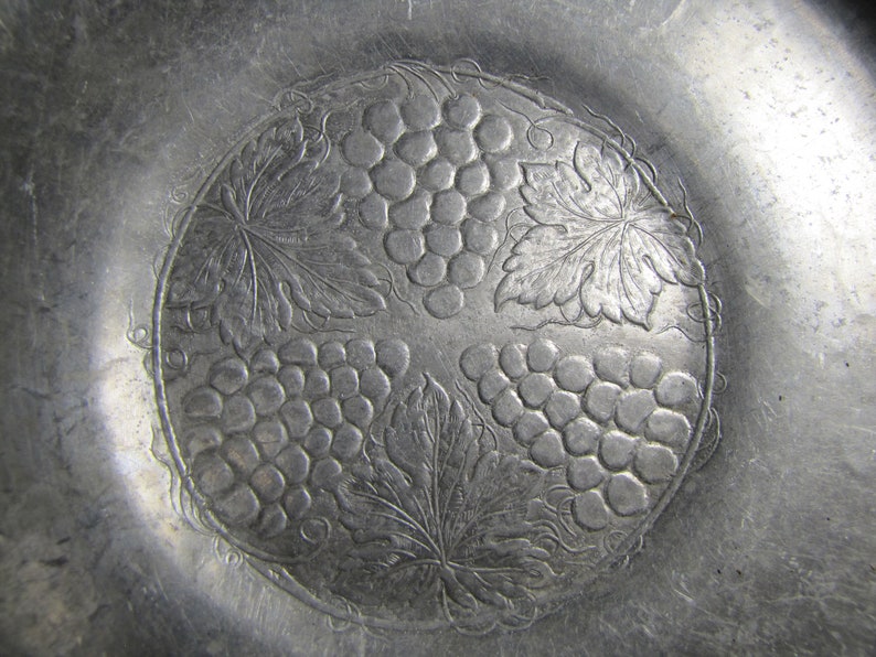 Forged Aluminum Shallow Bowl - Embossed Grape Clusters and Leaves - Scalloped Edge bild 3
