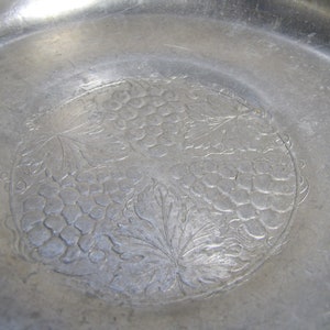 Forged Aluminum Shallow Bowl - Embossed Grape Clusters and Leaves - Scalloped Edge bild 2